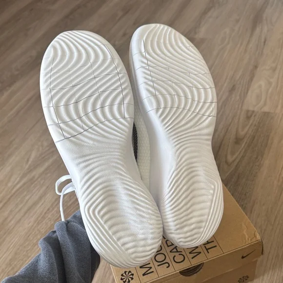 Nike Flex Experience RN 11 in White and Black - Picture 4 of 5